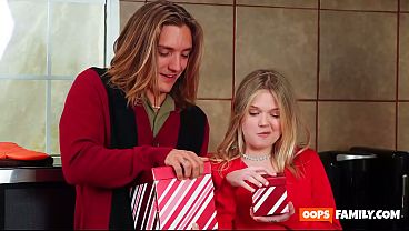 Merry Christmas and blessed orgy! Enjoy a handsome 3 way with a ash-blonde and a brunette.
